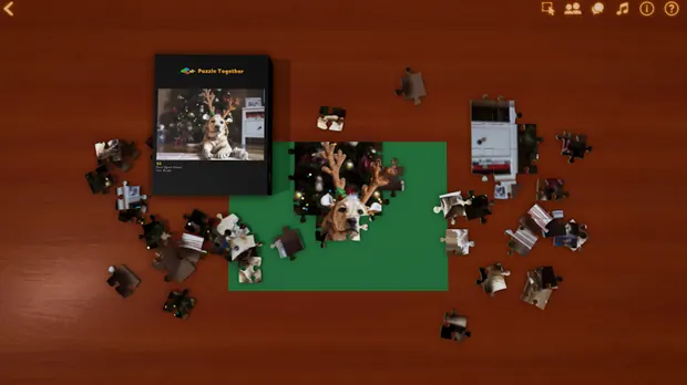 Pezzi di un puzzle sparsi sul tavolo di legno virtuale di Puzzle Together